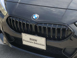 左右のキドニー・グリルの中心にはBMWのエンブレムが鎮座し、個性を放つデザイン性を兼ね備えました。