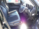 体が沈み込まないちょうどいい固さのシートなので、長時間の運転も疲れづらいんですよ♪足元もすっきりと広いです!