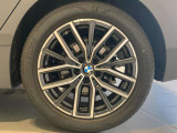 BMWの純正アロイホイールは軽量かつ強度にも優れているホイールで走行性能を引き上げる設計になっております。足元にもBMWは妥協がなくこだわっている個所になります。