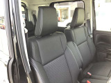 運転席・助手席のシートです☆大きくて疲れにくいシート形状ですので長距離運転もラクラクです☆