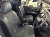 運転席の画像です。足元やシートまわりに余裕があり、リラックスした姿勢で運転が可能です。視界も良好で操作系へのアクセスもしやすく、快適で安心感のあるドライブをサポートします。