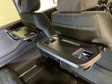 運転席・助手席の背もたれには、2列目シート用にカップホルダー付きの「格納式のシートバックテーブル」を装備しています。休憩時のちょっとした時間などカップを置いたり、小物置きに使えて便利です。