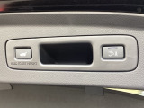 ハンズフリー機能付きパワーテールゲートで、重い荷物を持っていても足をかざすだけで開閉可能。予約クローズ機能により、離れると自動で閉まるため、積み込み後もスムーズに移動できます。