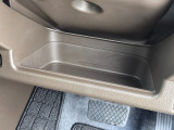 運転席まわりに便利な収納スペースを装備。スマートフォンや小物類の一時置きにちょうど良いサイズ感です。