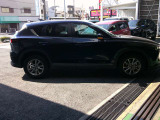 お渡し前にタイヤ新品に交換します!人気のCX-5、デイープクリスタルブルーカラーのディーゼル4WDです!安全機能も充実です!当店、大阪府寝屋川市河北東町1-10!皆さまからのお声がけお待ちしてます!
