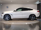 【XDrive】強大なパワーをXdriveシステムが瞬時に理想的な可変配分を行い、かつてない安心・快適・スポーティな走りを約束します。走行状況に応じてトルク配分を最適化してくれる優れものです!