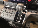 自然に手が届き、操作性の良いインパネシフトに、パーキングブレーキはフットブレーキタイプなので、運転席と助手席の間はすっきりしています。