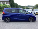 スライドドアは通常のドアに比べて、車のボディーに対し平行に開閉し、開けてもスペースを取りません。出入り口が大きいドアはお子様のいるご家庭はもちろん、混んだ駐車場でも大活躍です!
