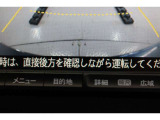 バックをするとき自動でリアの様子が映る『リアカメラ』付き!ナビ画面で確認しながらバックができ、ガイドラインで距離感がつかめるので後ろの壁も安心ですね。でも、周りへの目視も忘れないでくださいね!