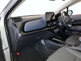 運転席周りのレイアウトをご覧ください。ナビゲーションが綺麗に装着されすっきり収まってますね!