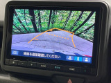 【バックカメラ】駐車時に後方がリアルタイム映像で確認できます。大型商業施設や立体駐車場での駐車時や、夜間のバック時に大活躍!運転スキルに関わらず、今や必須となった装備のひとつです!