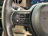 ステアリングにオーディオ操作スイッチが付いています。オーディオ画面に直接タッチしなくても操作が出来ますので、運転に集中できます。