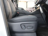 パワーシート搭載。微妙な調整が手軽にでき、ピッタリなポジションで運転することが可能です。