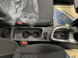 運転席と助手席の間のセンターコンソールにカップホルダー2つあります(^^♪
