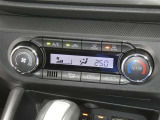 【オートエアコン】車内温度を感知して自動で温度調整をしてくれるのでいつでも快適な車内空間を創り上げます!どの席に座っても快適なドライブが楽しめます♪