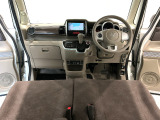 【前方視界】開放的な前方視界!運転がしやすく疲れにくいです♪窓が大きく、見通しがとっても良いおクルマですよ♪