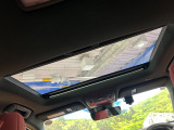 【サンルーフ】開放感たっぷりの希少装備、サンルーフが装着されています!車内に明かりを取り入れたり景色を楽しむ以外にも、車内の空気も簡単に換気できて快適です!