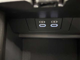 充電用USB端子付き。スマートフォンなどの充電に便利です。
