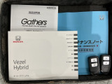 スマートキーは鍵をバッグに入れたままでもドアロックの開閉やエンジンのON・OFFができます。夜間や雨の日も鍵を探さなくて良いので便利です。