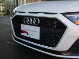 ●Audiが最初に採用したLEDポジショニングランプ。シャープなラインで昼間でも点けていたいと思うほど上品でオシャレです。夜間走行時はさらに目立ちます!