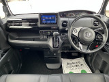 ★インパネ★ ドライバーの手が届きやすい位置に配置されたボタン関連もポイントです。運転に集中できる機能的なデザインが魅力的