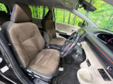 運転席まわりには十分なスペースがあり、大柄な方でもゆったり運転していただける環境です。