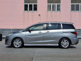 純正アルミで全体的にデザインがまとまっています。車も人も、オシャレはまずは足元からですね。
