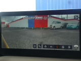 見通しの悪い交差点で、運転席から見えない死角を映像で見えるようにサポートしてくれるフロントワイドビューです!ドライバーの目より先に死角となる人や車、自転車を広角映像で確認して、より安心して進めます!