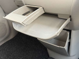 MAX3キロまで可能なトレーがエアコン操作部の下に付いてます☆★ちょっとした小物なども置いてもらえます♪