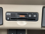 【ETC】有料道路を利用する際に料金所で停止することなく通過できる、ETC車載器(ノンストップ自動料金収受システム機器)が装備されています。セットアップを行うことで利用可能になります。