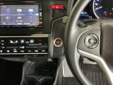 ホンダ純正メモリーナビ搭載なので、遠方へのドライブもお任せ下さい!ステアリング左手側にオーディオ関連のコントロールスイッチを配置しています。操作時は視線を逸らすことなく運転に集中できます