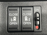 【両側パワースライドドア】スマートキーや運転席のスイッチで後席両側スライドドアの開閉が可能♪電動だから力を入れてドアを開ける必要が無く、小さなお子様でも簡単に開け閉めでき快適です♪