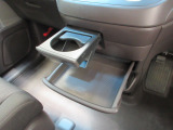 運転席からも助手席からも使いやすい位置に引き出し式ドリンクホルダーとスマホなどを置けるトレイを配置。