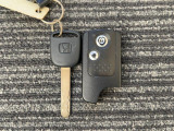 この車両にはスマートキーが付属します。キーを差し込まずにエンジンを始動できます。