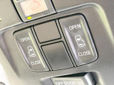 【両側パワースライドドア】スマートキーや運転席のスイッチで後席両側スライドドアの開閉が可能♪電動だから力を入れてドアを開ける必要が無く、小さなお子様でも簡単に開け閉めでき快適です♪