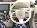 インテリアに合わせたデザインのステアリングは、運転される方のことも考え、運転しやすい形状、大きさです。是非一度、実際に触ってお確かめください。
