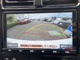 【バックカメラ】駐車時に後方がリアルタイム映像で確認できます。大型商業施設や立体駐車場での駐車時や、夜間のバック時に大活躍!運転スキルに関わらず、今や必須となった装備のひとつです!