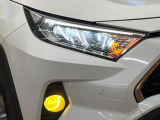【LEDヘッドライト】悪天候や夜間走行時も良好な視界を確保し安心して運転できる高輝度LEDヘッドライトを装備!点灯速度が早く、消費電力も抑えられています。