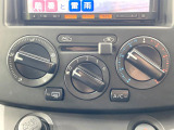 寒い冬も暑い夏も全席に快適な空調を届けてくれる、ダイヤル式エアコンを装備♪