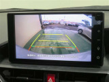 車両後方の映像を映すバックモニター。進路を確認しながら安全に車庫入れできます。