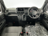 【インパネ】運転のしやすさを最優先に設計された見晴らしの良いフロントビュー。車両間隔が掴みやすく狭い道でも安心♪「安全」と「品質」を最優先に、安心してお乗りいただけるクルマを提供いたします。