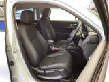 フロント広々、セパレートシートの運転席は、ハイトアジャスターが付いているので、快適にドライブができます。ハンドルはテレスコピック機能で、ハンドル位置を上・下・手前・奥に調節できます。