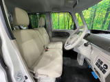 運転席まわりには十分なスペースがあり、大柄な方でもゆったり運転していただける環境です。