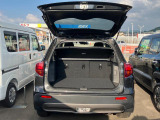 バックドアは雨でも荷が濡れにくい上開き跳ね上げ式。アウトドアなど道具の積みおろしもスムーズ!