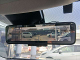 ルームミラーで車両後方が確認できない時に、スマートルームミラーのカメラの画像で確認ができます。