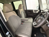 座面も厚みがあり背もたれも高く、広い足元にゆったり座れるシートです。運転席と助手席の間が空いている為、助手席側への移動がスムーズです。交通量の多い道でも助手席側から乗り降りができます。