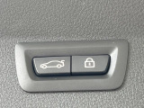●電動リアゲート:ワンタッチでリアゲートの開閉ができ、両手が塞がっている状態でも簡単に開閉ができる便利機能です。