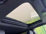 【サンルーフ】開放感たっぷりの希少装備、サンルーフが装着されています!車内に明かりを取り入れたり景色を楽しむ以外にも、車内の空気も簡単に換気できて快適です!