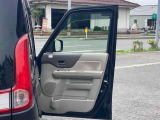 タイヤの相談も承ります。スタッドレス&hArr;ノーマルの履き替えはもちろん。溝が減ってきた、雨の日に不安を感じるお客様も一度ご相談ください。しっかりとご説明させていただきます。