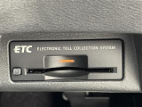 ◆【ETC】有料道路を利用する際に料金所で停止することなく通過できる、ETC車載器(ノンストップ自動料金収受システム機器)が装備されています。セットアップを行うことで利用可能になります。